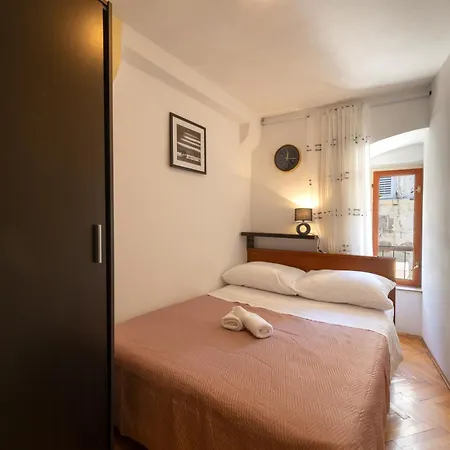 Toni Old Center * Split