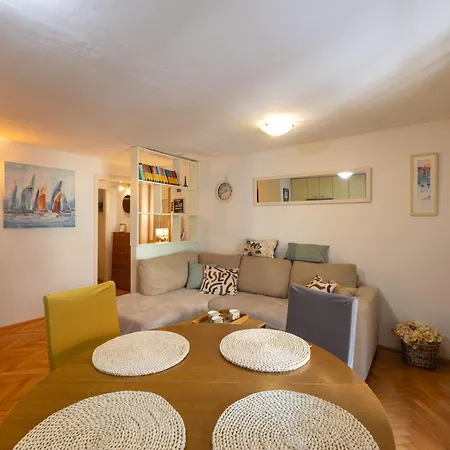 Toni Old Center Apartment Split