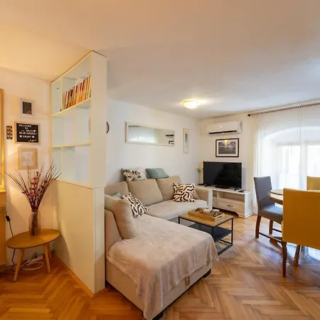 Toni Old Center Apartment Split