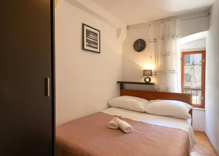 Toni Old Center * سبليت