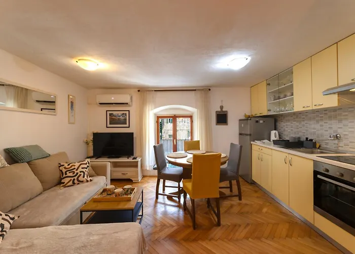 Toni Old Center سبليت